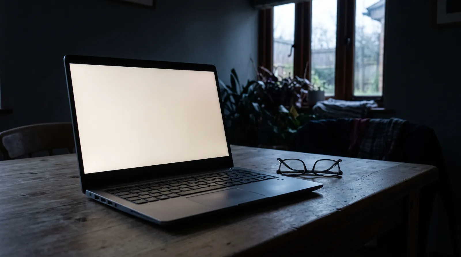 Un portatile aperto su un tavolo di casa, schermo non leggibile